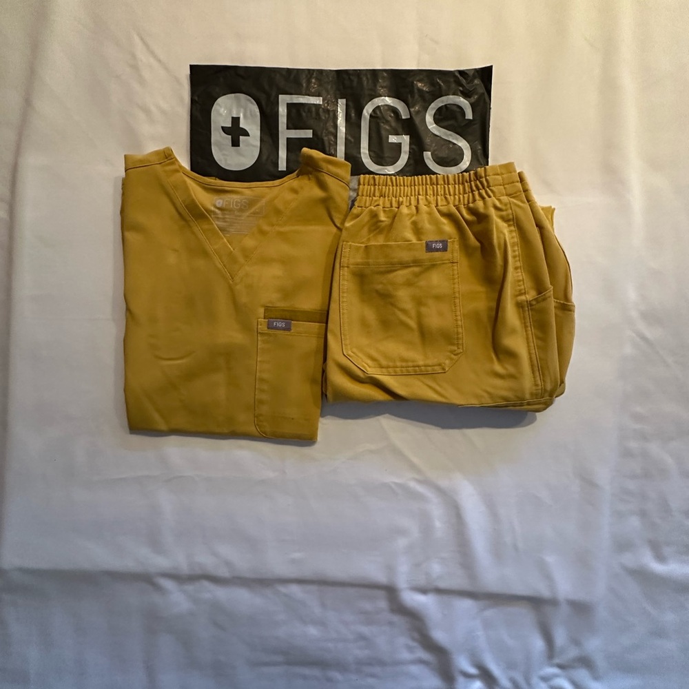 FIGS Limited addition Mustard Yellow Zamora (M) set barely wore